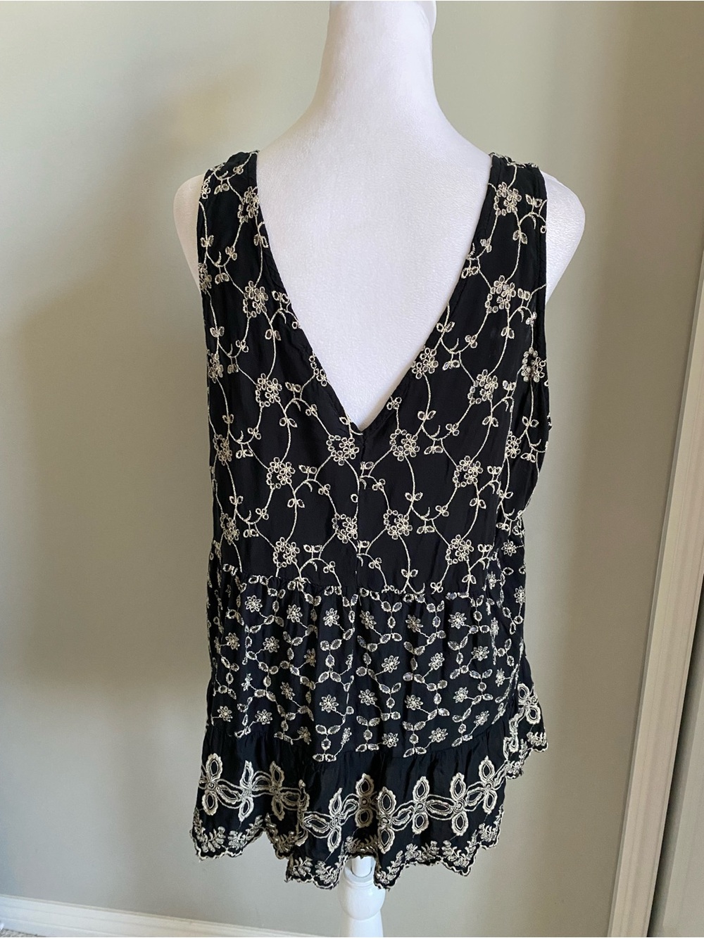 American Eagle Outfitters Black Tank Top with Cream Floral Embroidery - Picture 3 of 6